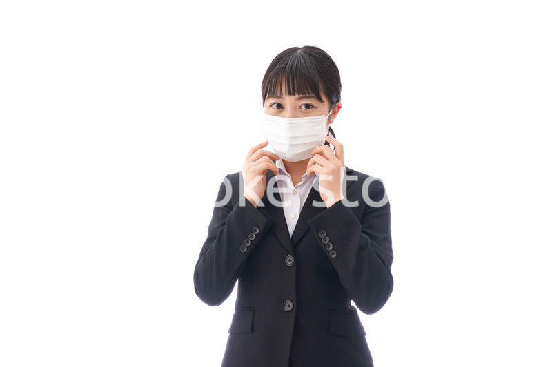 花粉症・風邪・インフルエンザに苦しみマスクをする若い女性