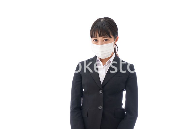 花粉症・風邪・インフルエンザに苦しみマスクをする若い女性