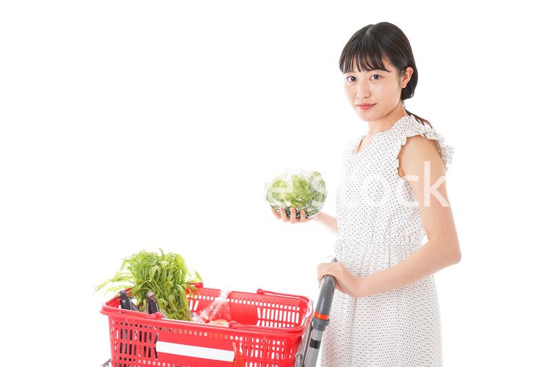 買い物をする若い主婦