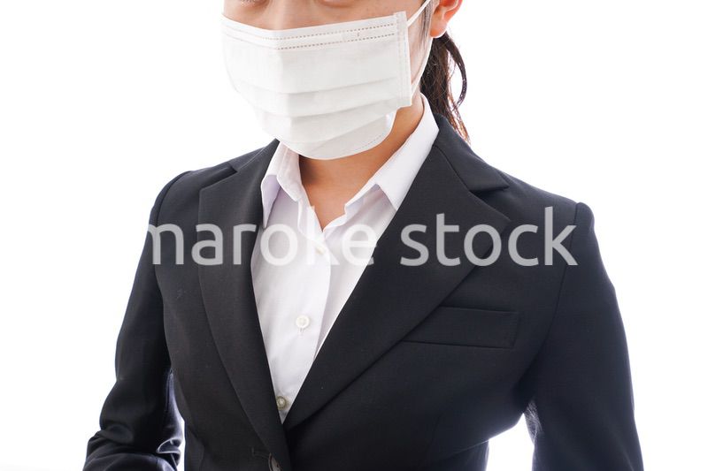 花粉症・風邪・インフルエンザに苦しみマスクをする若い女性