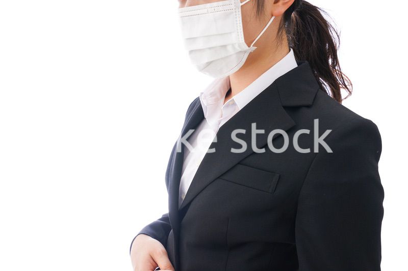 花粉症・風邪・インフルエンザに苦しみマスクをする若い女性