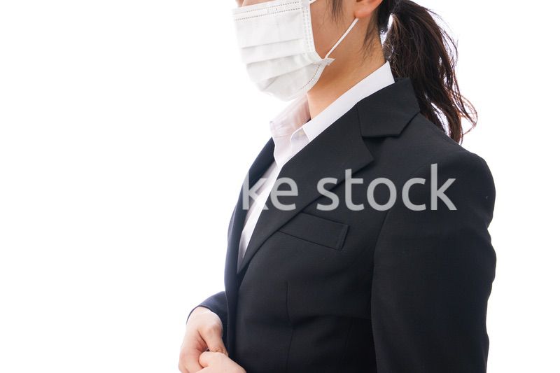 花粉症・風邪・インフルエンザに苦しみマスクをする若い女性