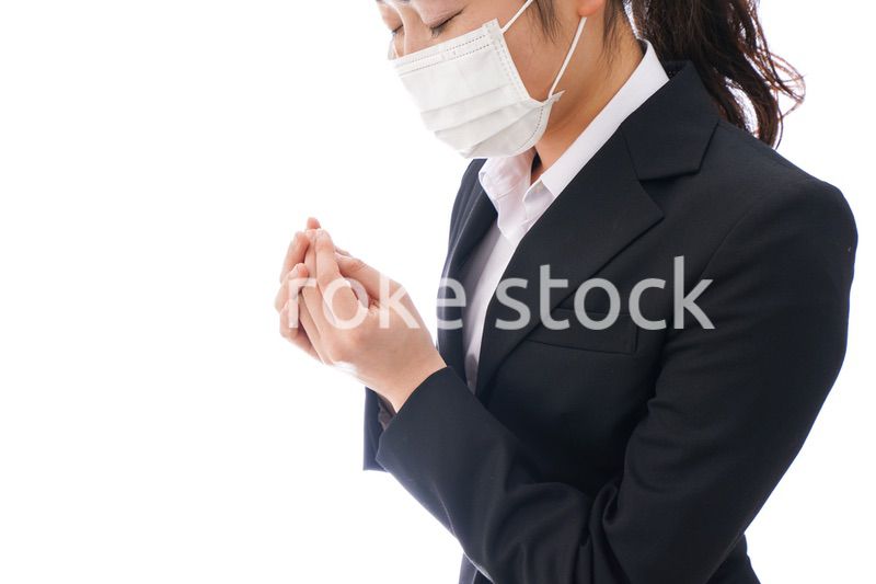 花粉症・風邪・インフルエンザに苦しみマスクをする若い女性