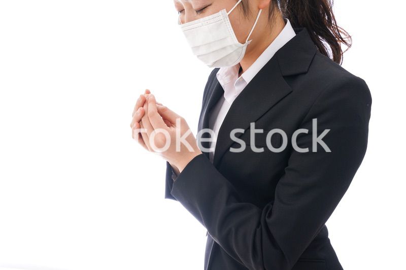 花粉症・風邪・インフルエンザに苦しみマスクをする若い女性