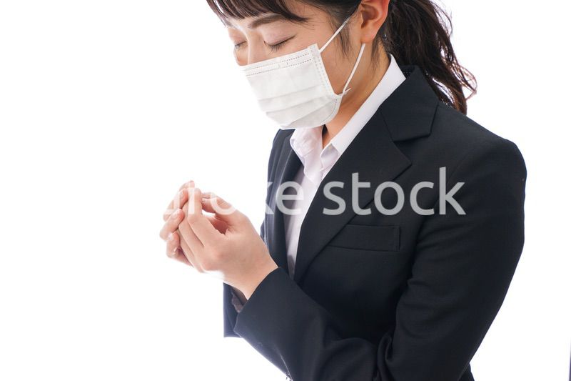 花粉症・風邪・インフルエンザに苦しみマスクをする若い女性
