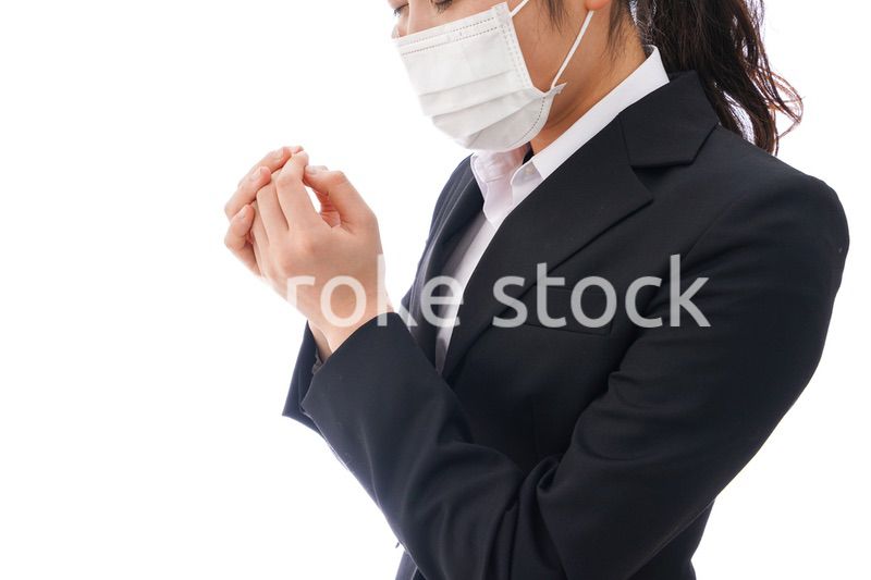 花粉症・風邪・インフルエンザに苦しみマスクをする若い女性