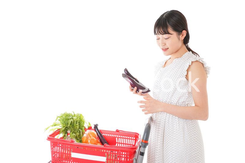 買い物をする若い主婦