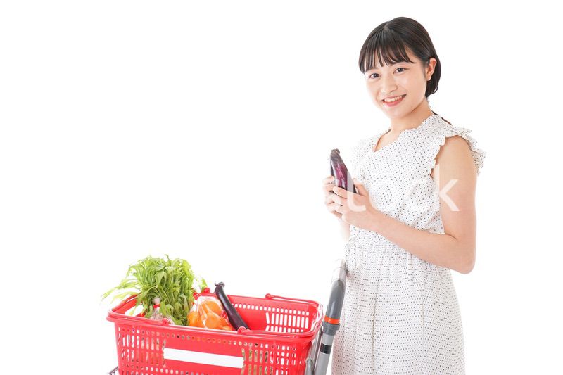 スーパーで買い物をする若い女性
