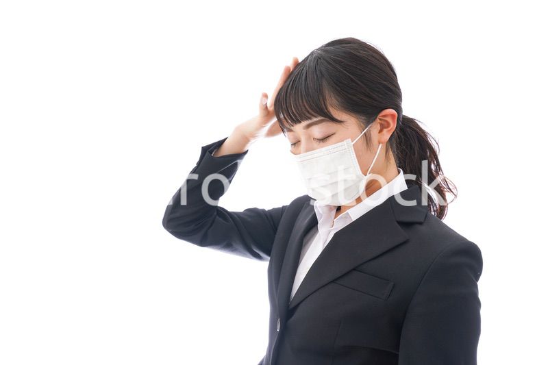 風邪をひいた若い女性