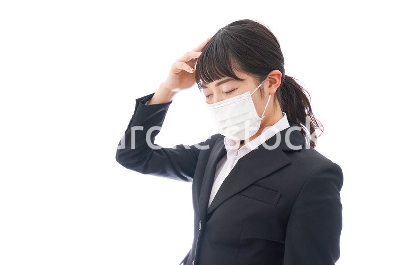 風邪をひいた若い女性