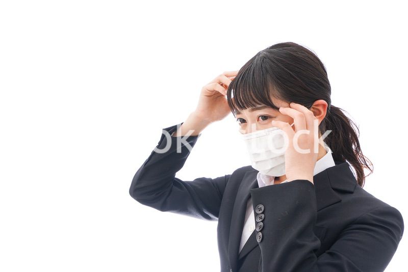 風邪をひいた若い女性