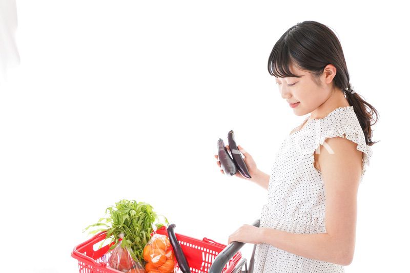 スーパーで買い物をする若い女性