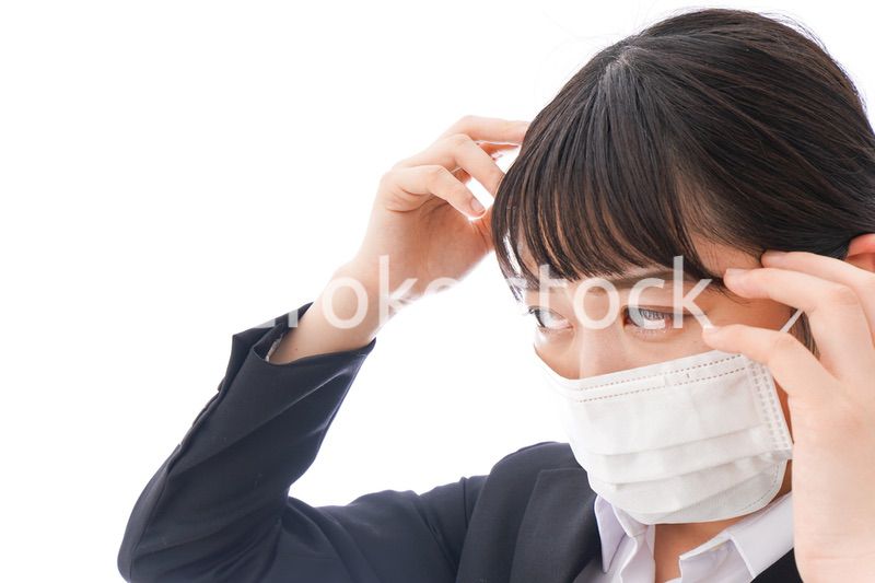 風邪をひいた若い女性