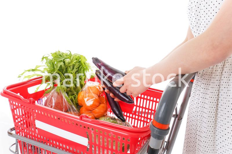 スーパーで買い物をする若い女性