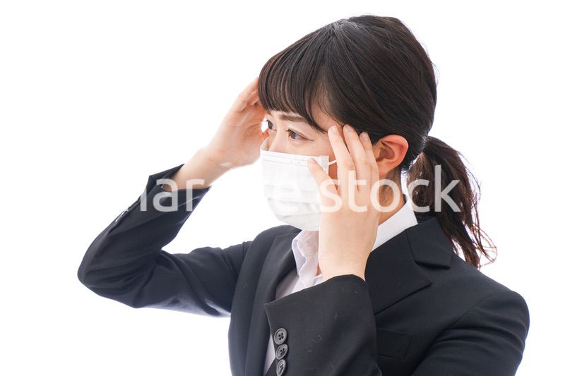 風邪をひいた若い女性