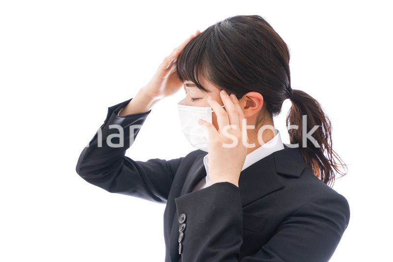 風邪をひいた若い女性