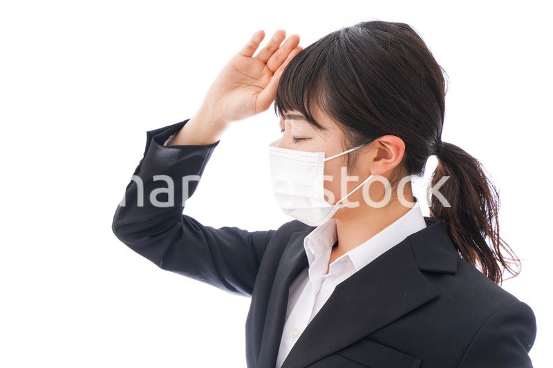 風邪をひいた若い女性