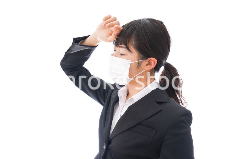 風邪をひいた若い女性