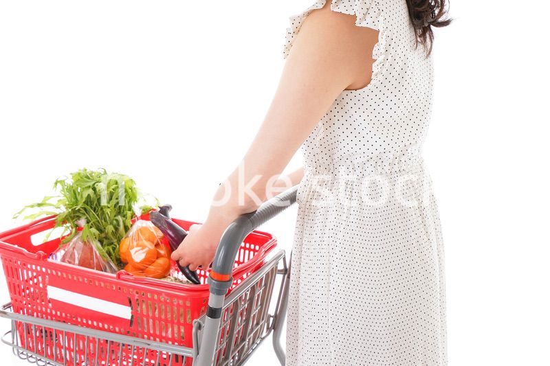 買い物をする若い主婦