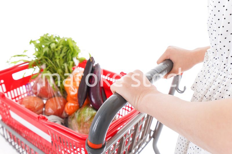 スーパーで買い物をする若い女性