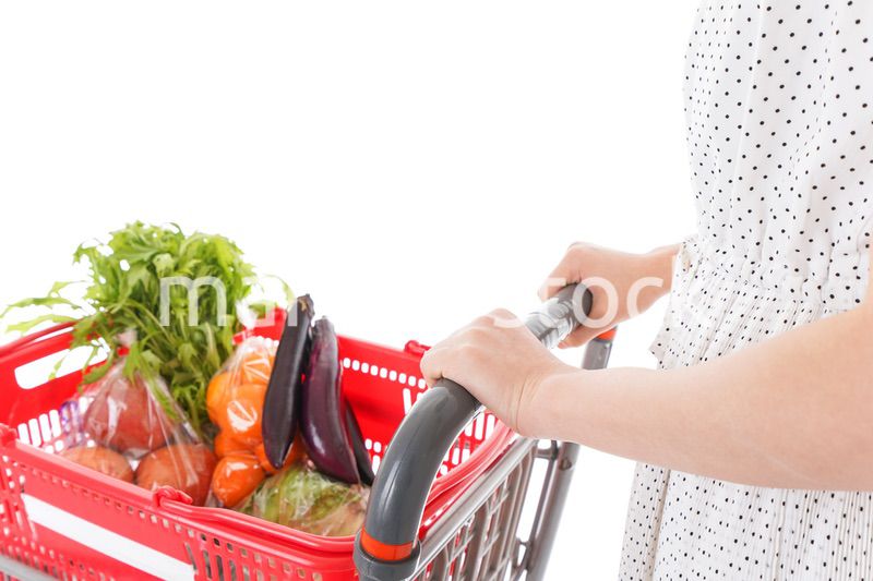 買い物をする若い主婦