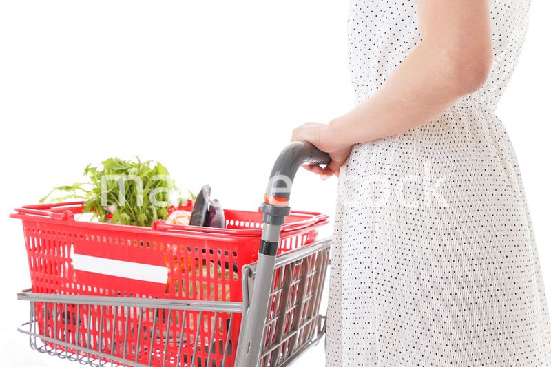 買い物をする若い主婦
