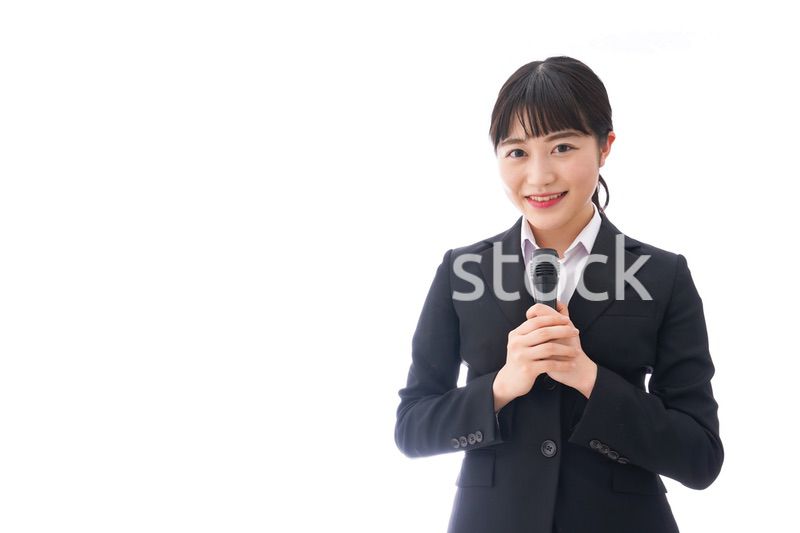 司会をする若いビジネスウーマン