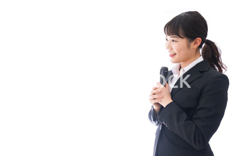 司会をする若いビジネスウーマン