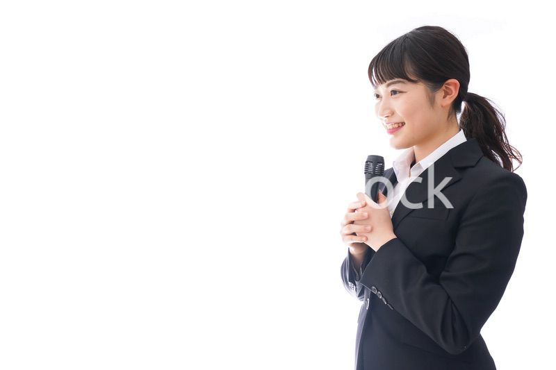 司会をする若いビジネスウーマン