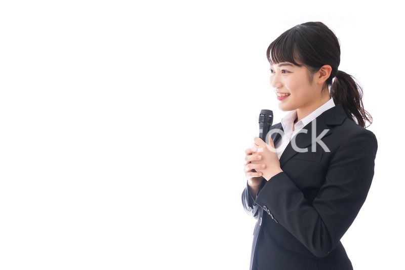 司会をする若いビジネスウーマン