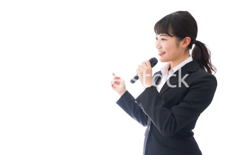 司会をする若いビジネスウーマン