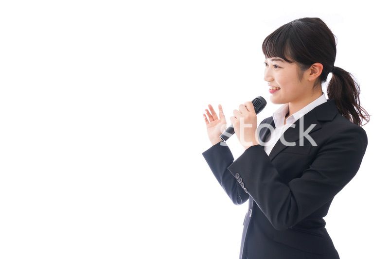 司会をする若いビジネスウーマン