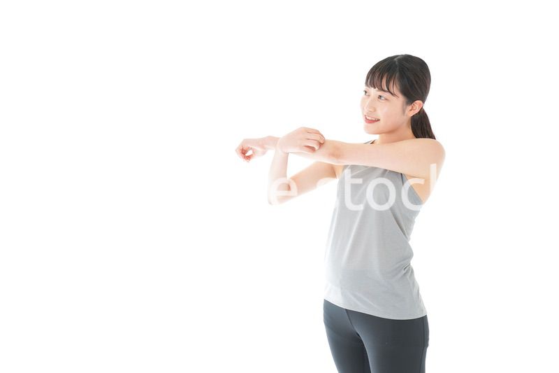 トレーニングをする若い女性