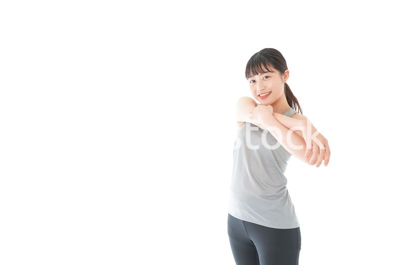 トレーニングをする若い女性