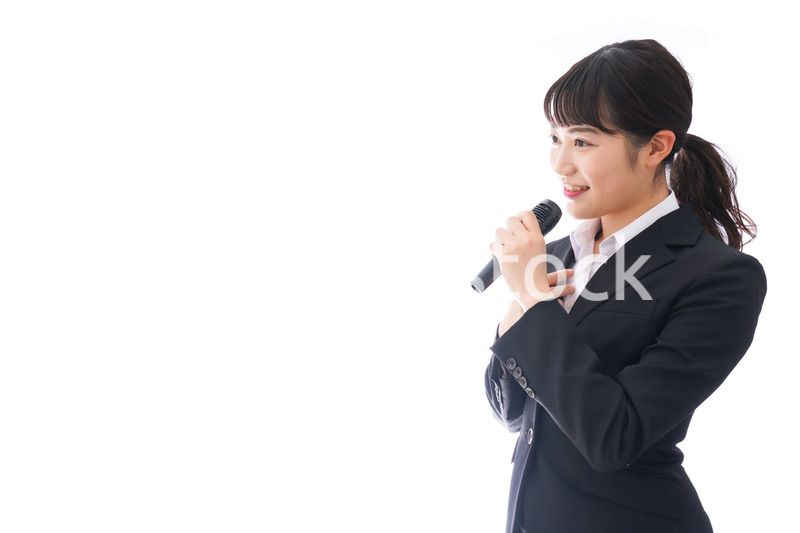 司会をする若いビジネスウーマン