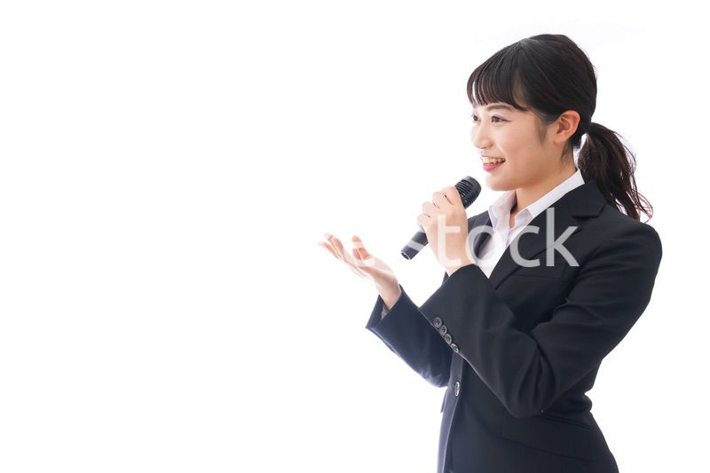 司会をする若いビジネスウーマン