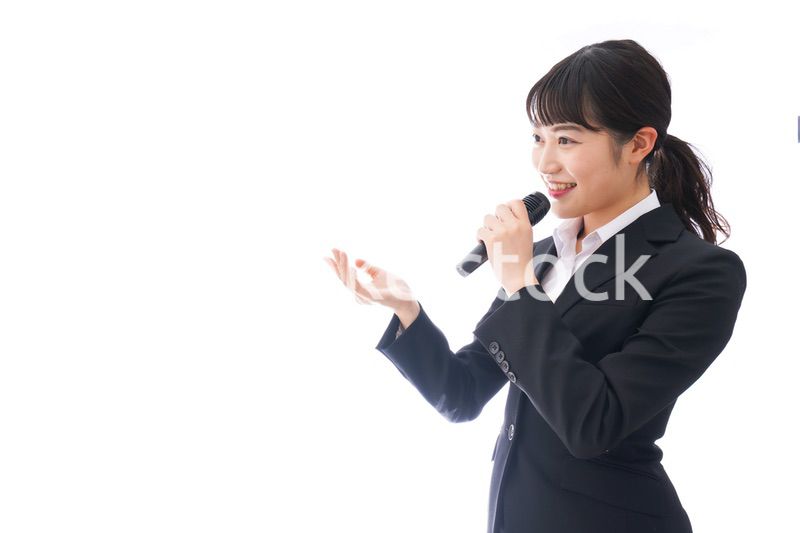 司会をする若いビジネスウーマン