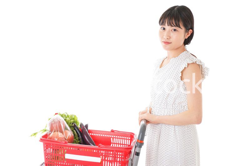 買い物をする若い主婦