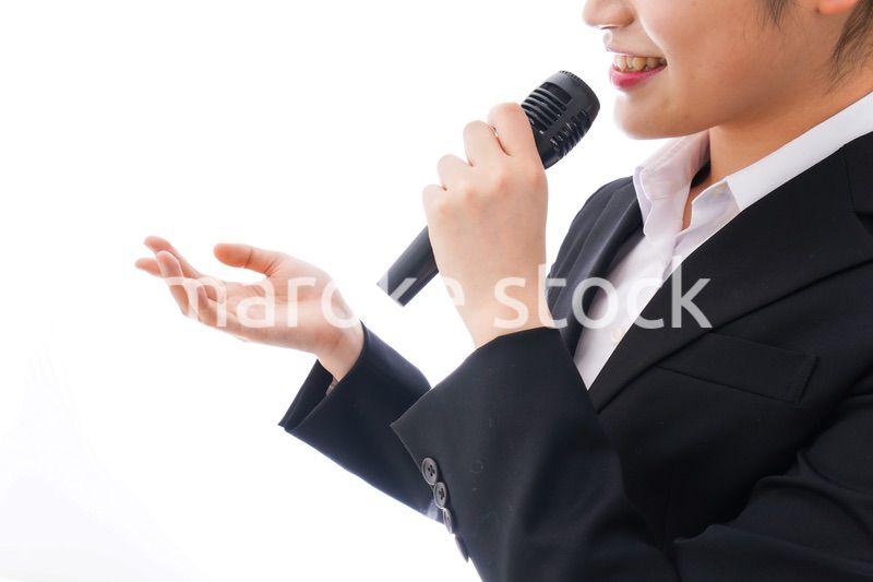 司会をする若いビジネスウーマン