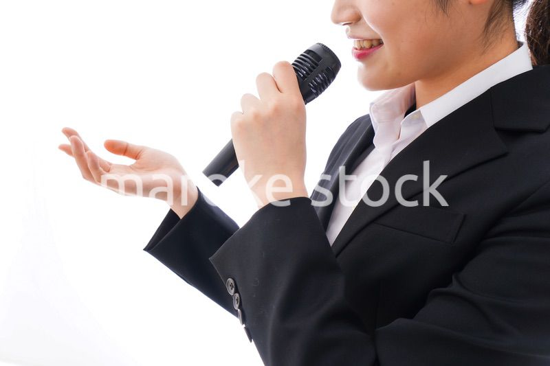 司会をする若いビジネスウーマン