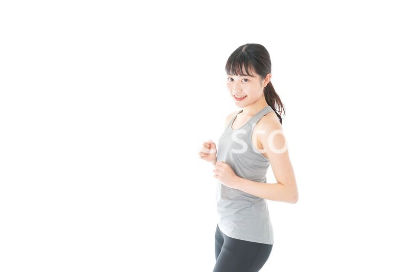 ランニングをする若い女性