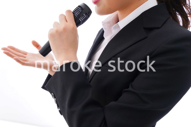 司会をする若いビジネスウーマン