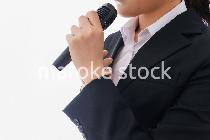 司会をする若いビジネスウーマン