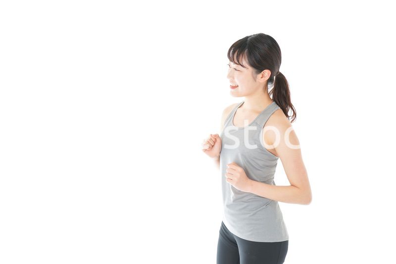 ランニングをする若い女性