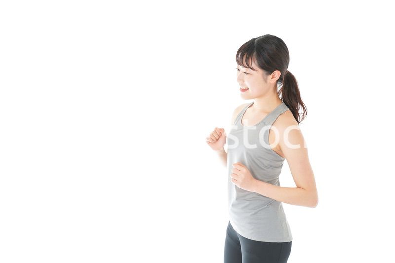 ランニングをする若い女性