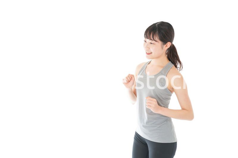 ランニングをする若い女性