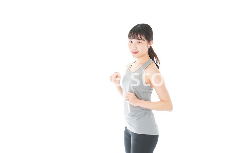 ランニングをする若い女性