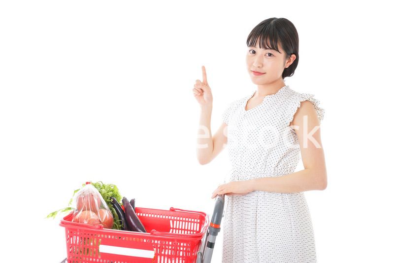 スーパーでポイントを指差す若い女性