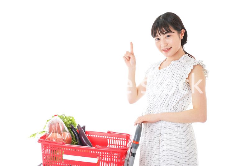 スーパーでポイントを指差す若い女性