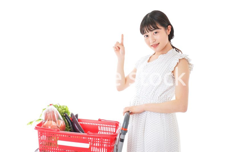 スーパーでポイントを指差す若い女性